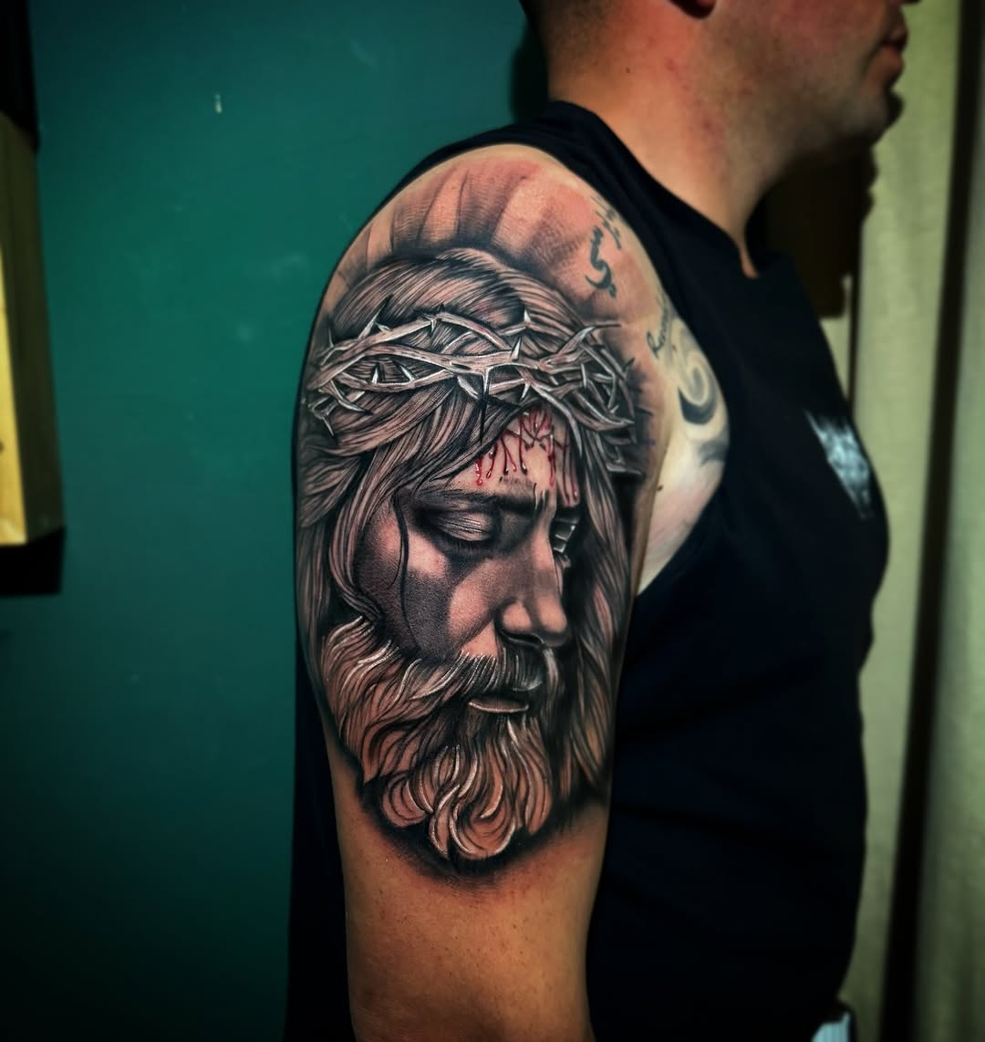 Un Jesucristo que se va a recorrer el mundo  
Muchísimas gracias Nicolas por confiarme esta pieza 
.
.
Tatuando siempre en mi bello @lemaison.tattoo 
