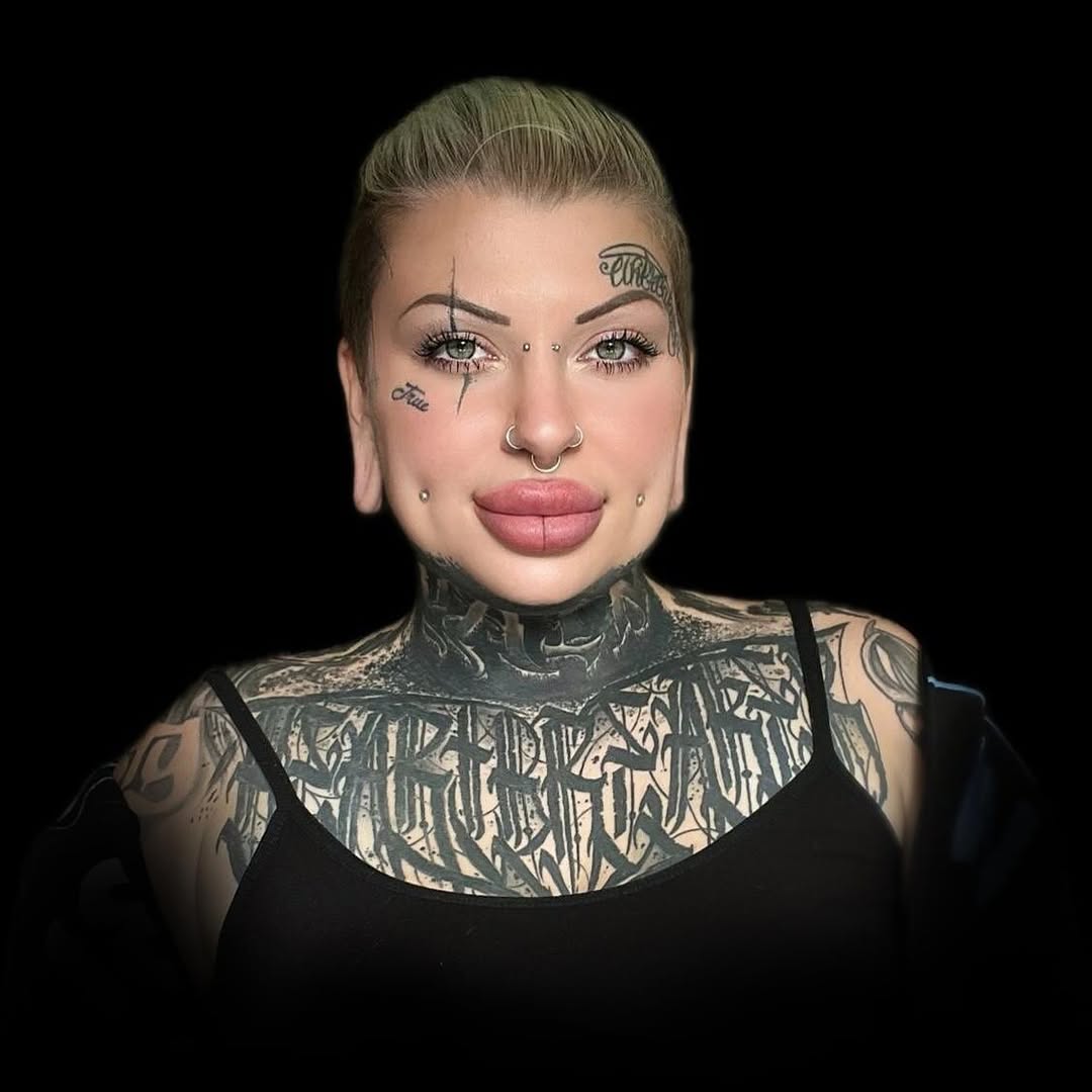 Hey, ich bin die Melli - Tätowiererin und Inhaberin von Unbreakable Ink! 

Ich bin ewige 29 Jahre jung. Mein Studio und mich findet ihr im schönen Wei