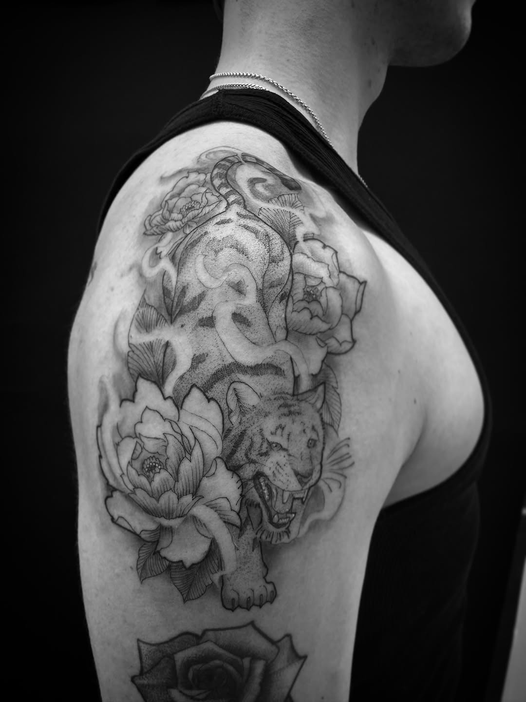 Raven skull and mushies ✨done at @saskatoontattooexpo #mushroomtattoo #mushytattoo #ravenskulltattoo