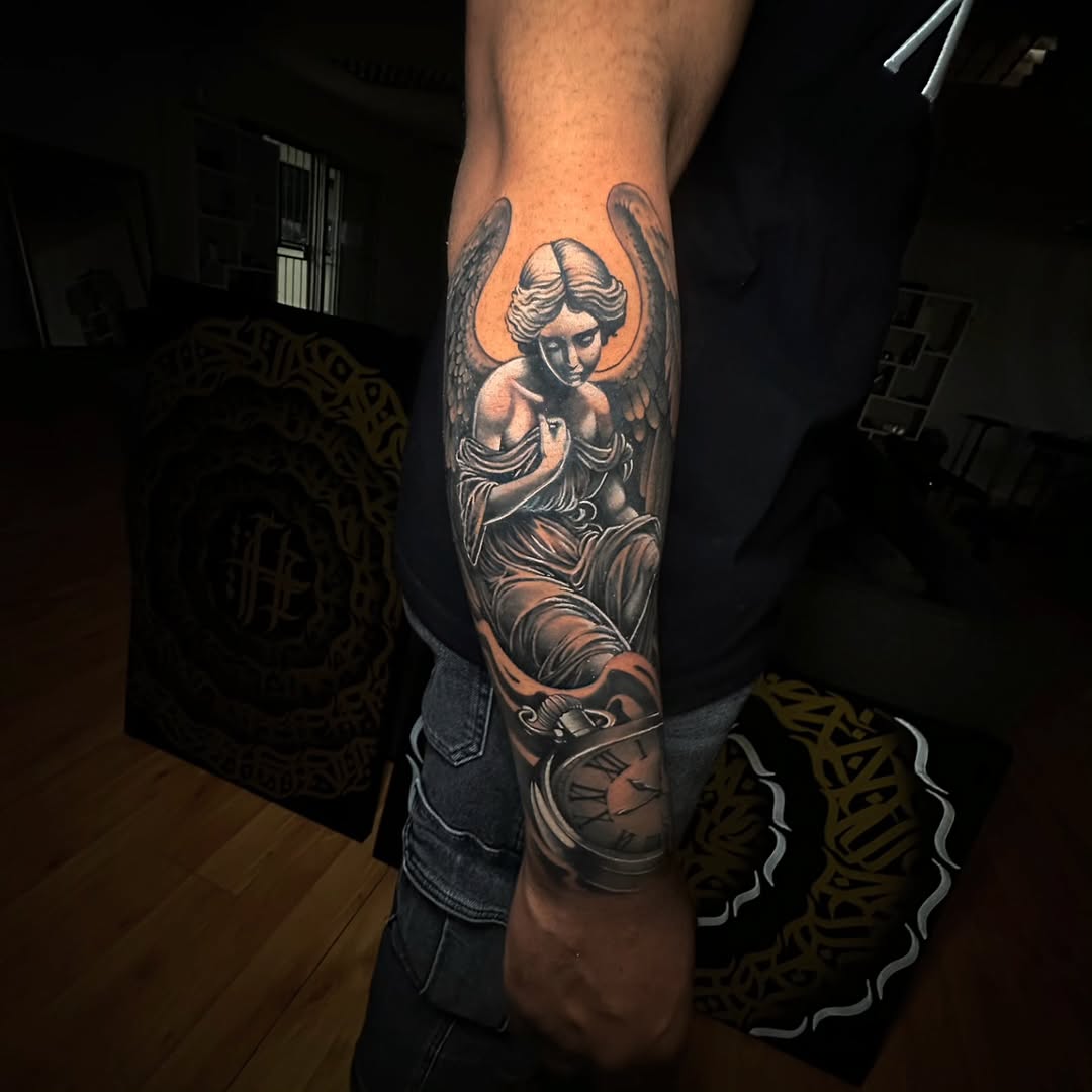 SUCH A COOL STORY 

This is the homie Ezra, visiting S.A from California
Planning to get tattooed just before his visit ended, sitting at a Cafe in Sa