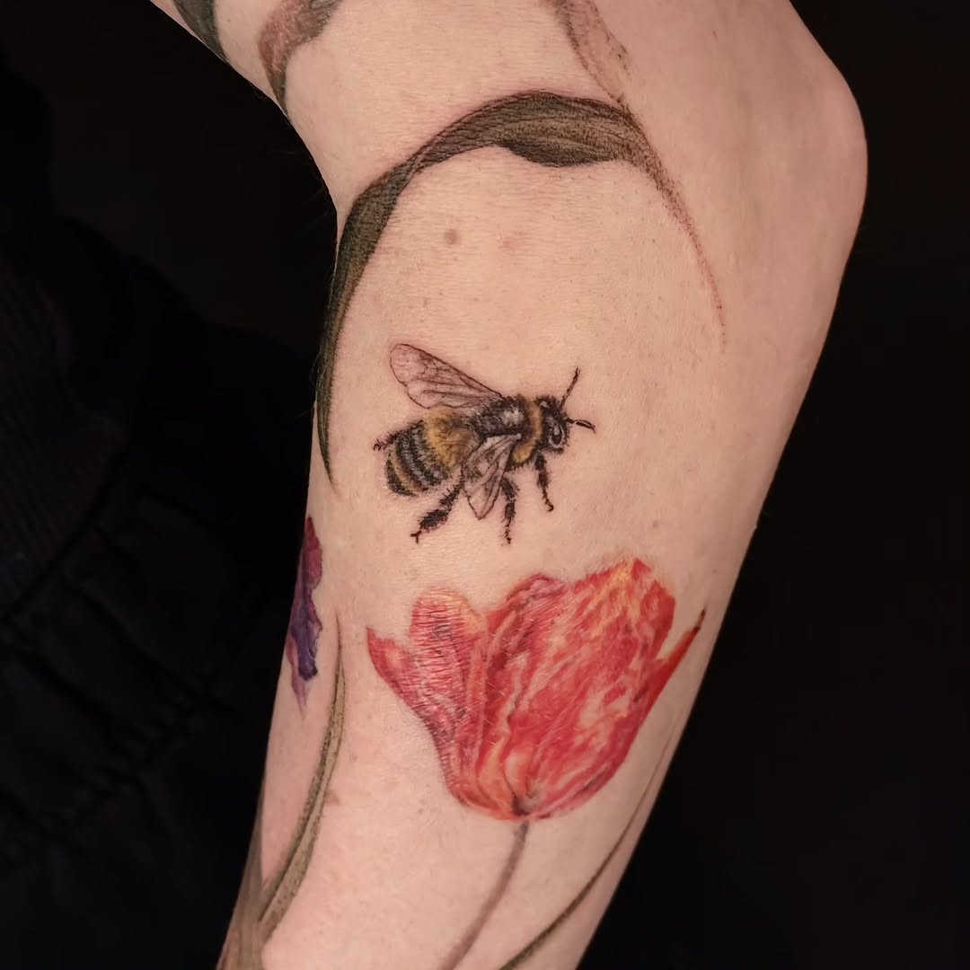 I love bringing out the details in these tattoos. Still amazed by what Mother Nature creates . @lilcredenza0047 

.
.#realismtattoo  #naturetattoo #bo