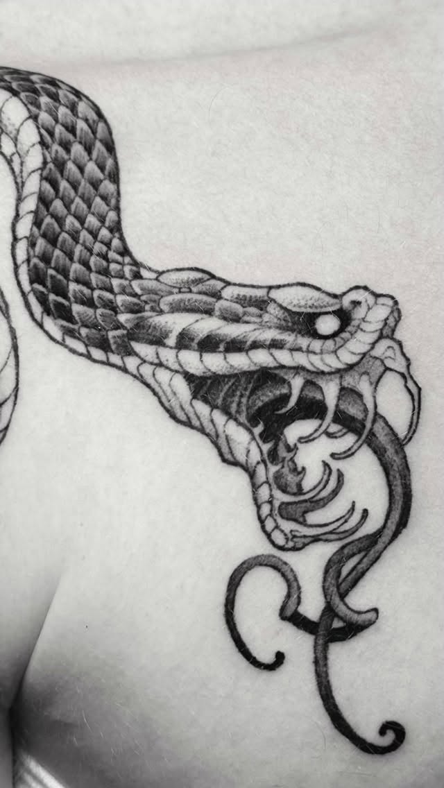 second session, shading the snake
.
.
#guyswithtattoos #snake #blackwork #tattoo #snaketattoo