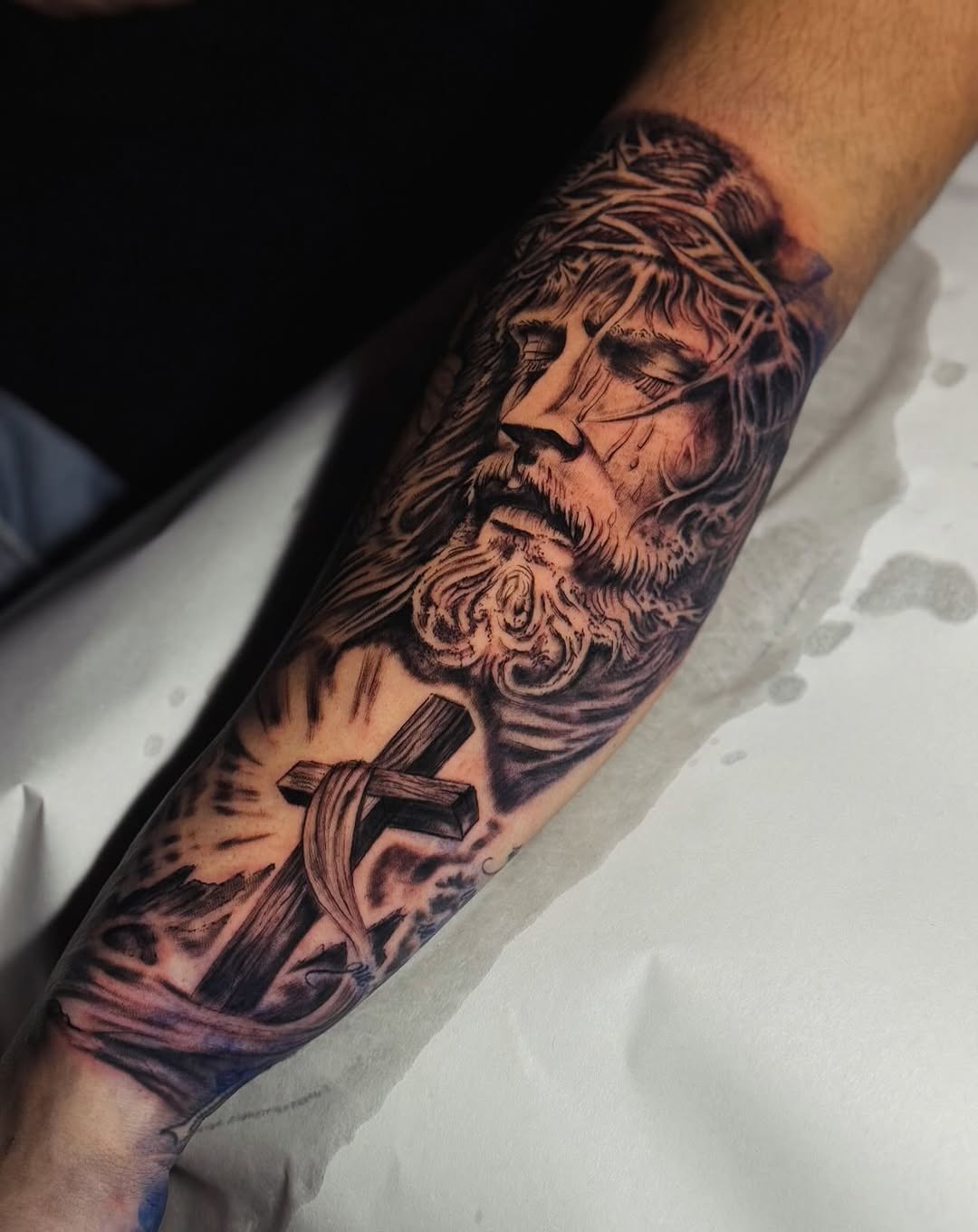 Trabajo terminado ✔️
Hoy metimos un diseño con mucho significado: “Jesús” acompañado de la cruz, un símbolo de fe, protección, guía y fortaleza espiri