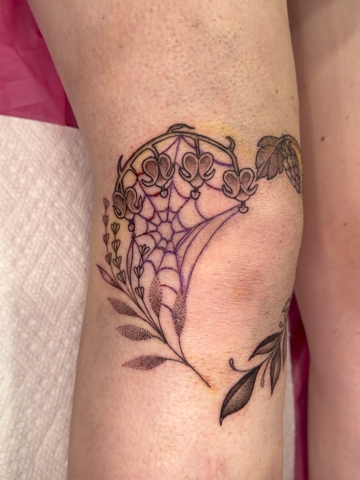 Free hand knee tattoo today #stopplingtattoo #blackandgreytattoo #spiderwebkneetattoo #coloradotattooartist
