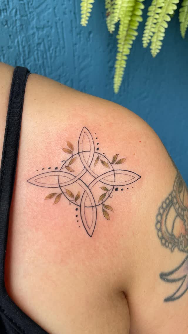 Esse nó não prende, ele marca.

Marca o fim do que já não cabia e o início do que precisa florescer.

Para a @iza.belcavalcante, é gratidão à Gaia, aq