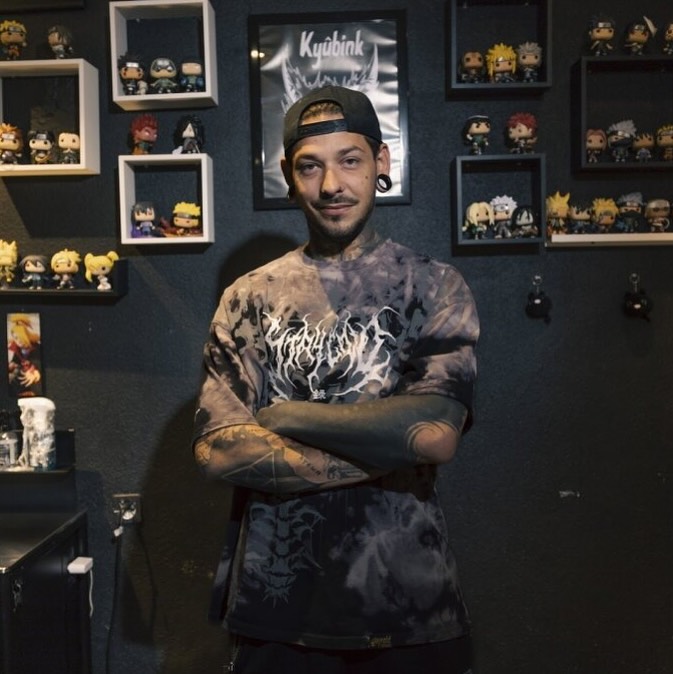 Hello moi c’est Kyubink, tatoueur passionné ! Je crée des tattoos manga, animé, japonais et blackwork. Owner du shop, je transforme ta peau en œuvre d