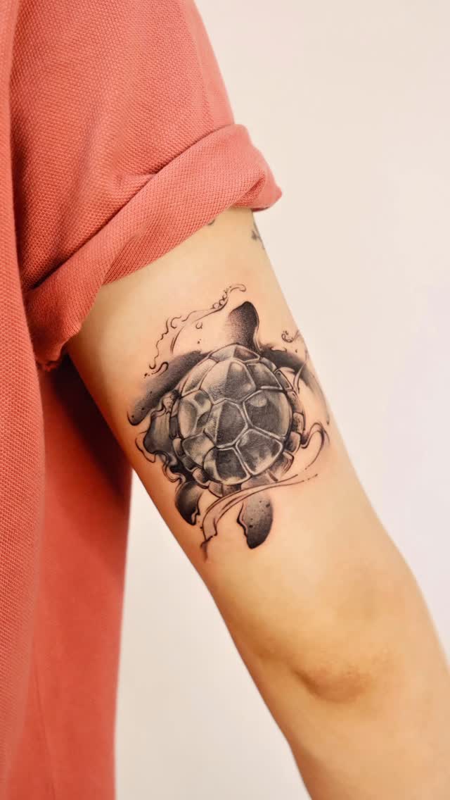 @nghe.tattooparlour /english below/

———

🐢 “Rùa” biểu tượng của sự bền bỉ, bình yên và trưởng thành theo thời gian, nay được “tái sinh” từ một nền h