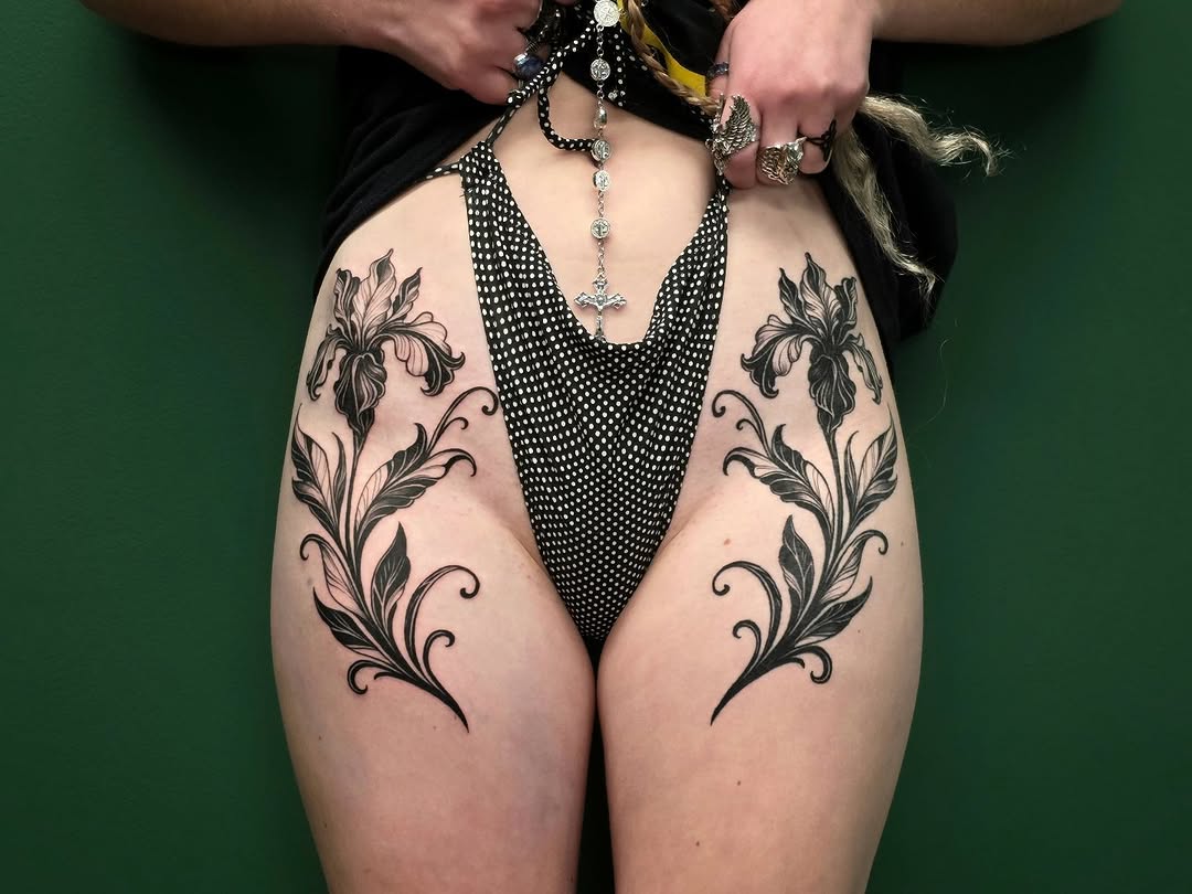 Finished the other side of this sick hip piece! Thanks for sitting so well, Niyah!
.
.
.
.
.
.
.
#hiptattoo #floral #floraltattoodesign #flowers #flor