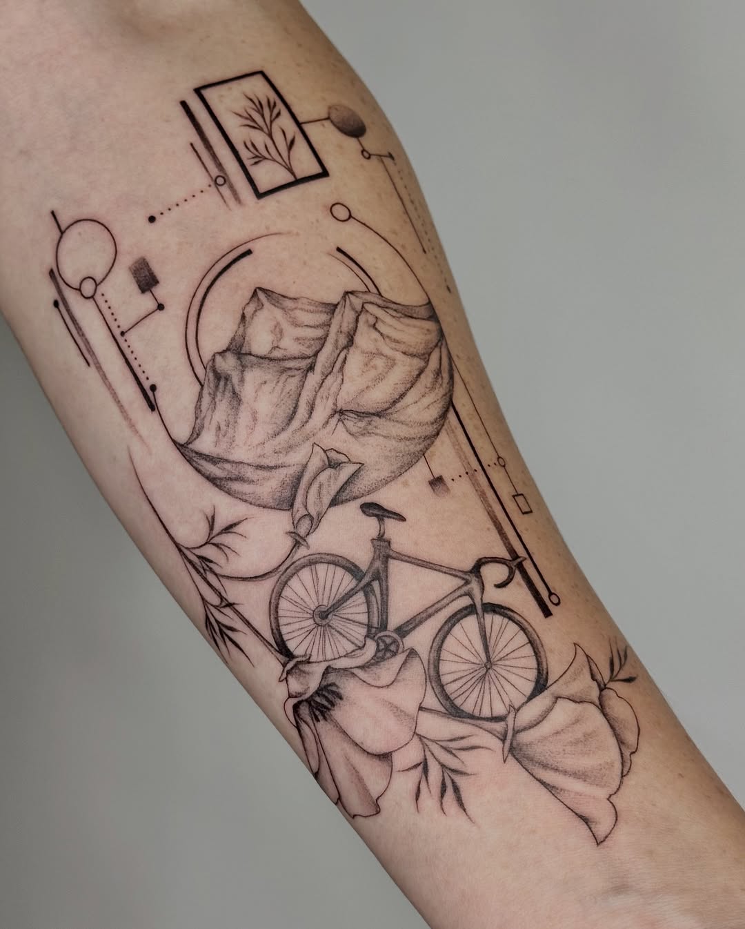 • Poppies, bike and geometric elements to represent California 
Such fun project and love how nicely the geometry works for this piece ✨
.
.
.
.
#popp