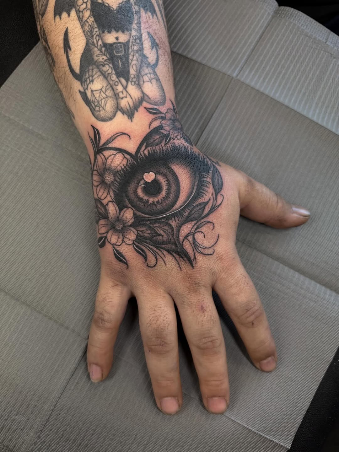 Hand piece for @that_granite_4thgen. Thanks for the trust as always my friend 
@stratosphere_ink 

#handtattoos #eyetattoo #floraltattoo #ontariotatto
