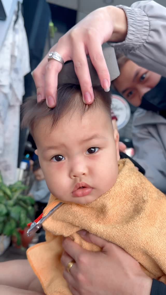 Đi cắt tóc ngồi im như người lớn rồi