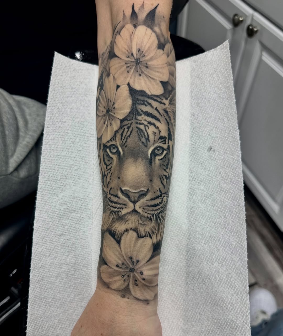 Healed up tiger from a couple months back! @jconly_official @pinsbrockton #jconlyvetar #jconlyproteam #tattoo #tiger #tigertattoo #flowertattoo #tatto