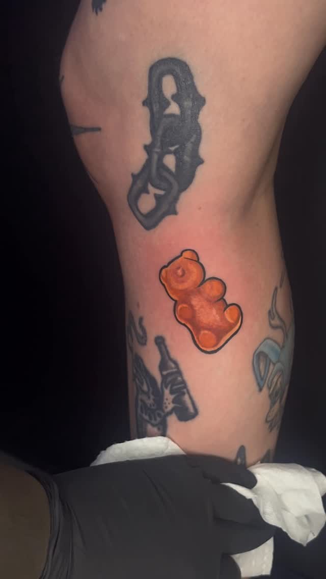 Another gummy bear done by me here @prisonbreaktattoos
•
•
•
#Lexxink #htx #tattoos #femaleartist #travelartist
