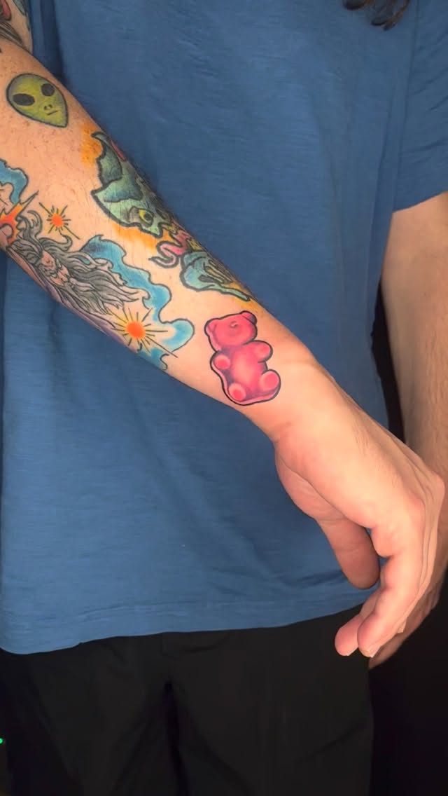 Little gummy bear gift to the boss @prisonbreaktattoos
•
•
•
#Lexxink #htx #tattoos #femaleartist #travelartist