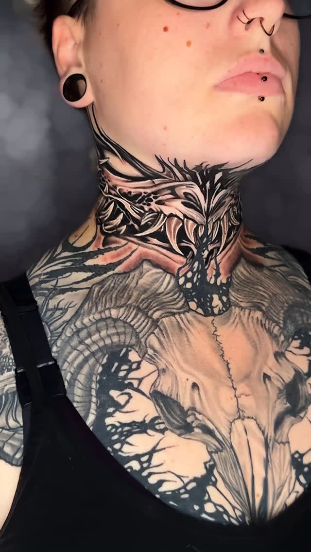 Hals-Horror/Blackwork done ✅
Fettes Danke fürs Vertrauen – Hals ist halt schon ’ne Ansage. Mehr von so geilen Projekten bitte!
Viele denken: Hals =