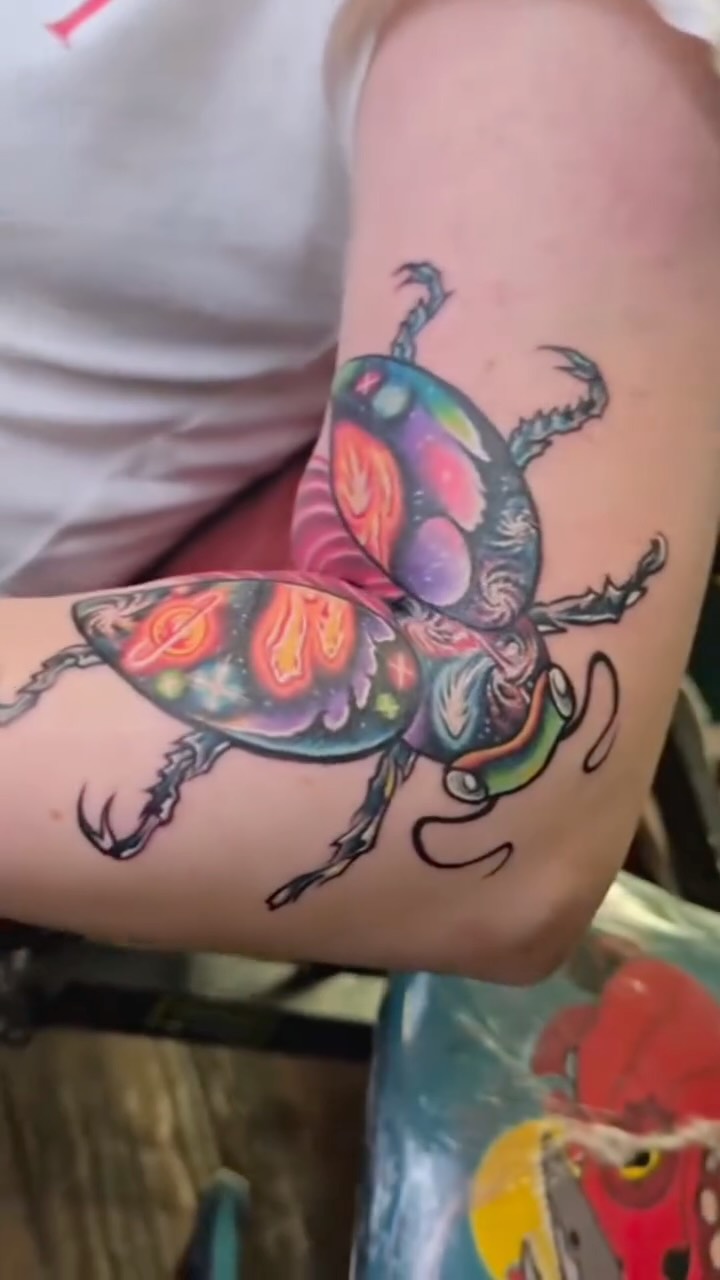 absolutely in love with my space bug @allenetattoos houston thx @redshorestattoo  

#houstontattoos #bugtattoo #beetletattoo #houstonheightsttaoo