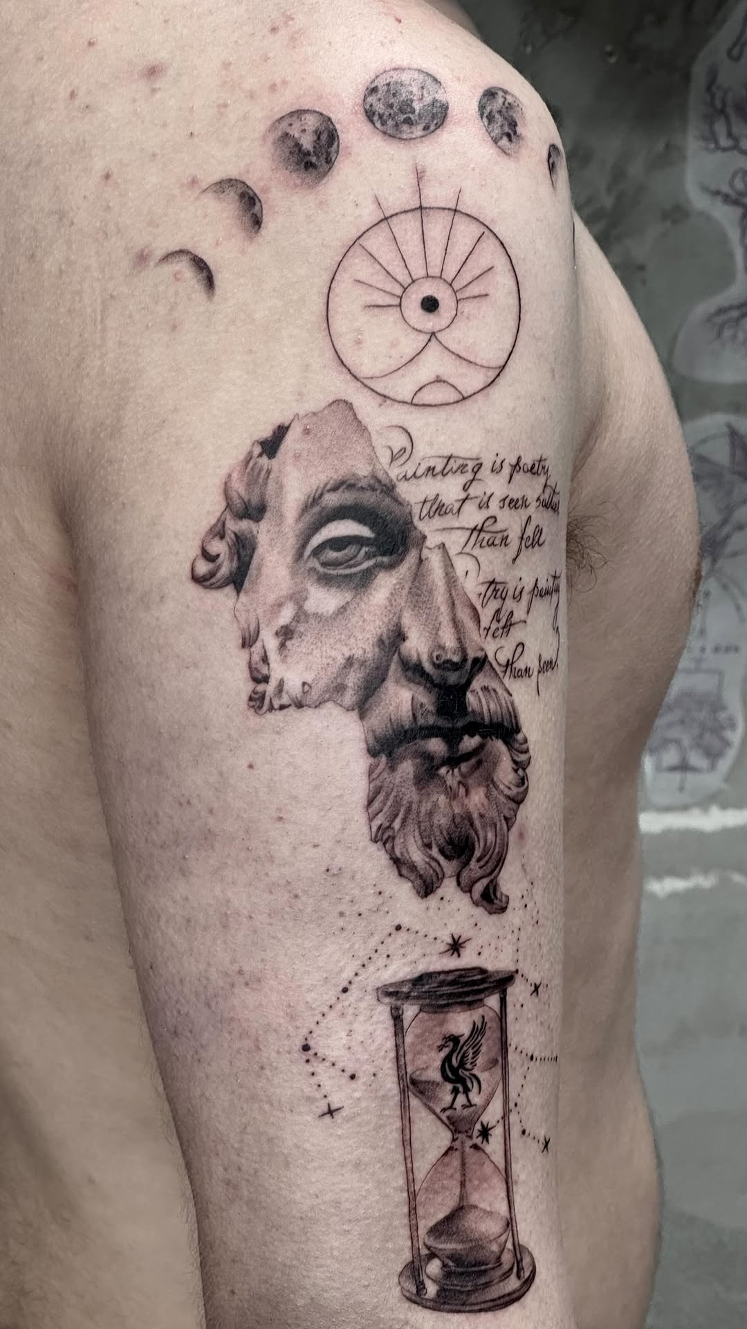 חצי שרוול לאורי
בנינו סקיצה שמורכבת
משילוב של חפצים שמסבירים על השקפת העולם והאופי שלו.
עשינו את העבודה בסגנון ריאליסטי ,עם גאומטרי 
אלגנטי ונקי.

ולח