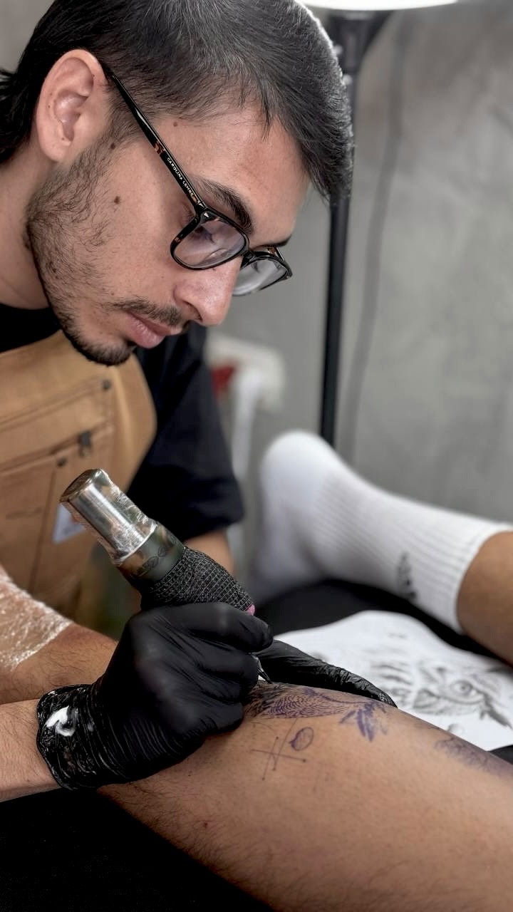 לא היה לי כוח לחפש סאונד אז עשיתי אותו בעצמי …

תגידו לי אם להמשיך עם הדבר הזה או להתמקד במחט ולהחזיר את הגיטרה לארון

#tattoo #קעקועים # #tattooart #