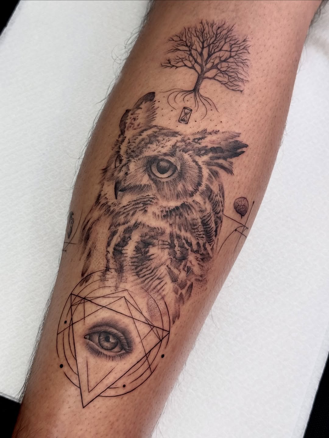 ינשוף = חוכמה
עץ = צמיחה
עין = רגש

שילוב של שלוש תכונות שמובילות אותנו בחיים.
היה לי כבוד לעצב את הקעקוע הזה ולבצע אותו
רעיון מדהים…

כתבו לי בתגובות