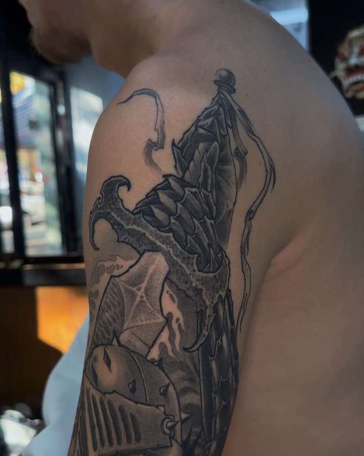 Genezen dooie riddert ! Thanks Brett!!
•
•
•
#deadknight #blackwork #blackworkers #blackworksubmission #horror #horrorart #darkart #bengeltattooart #t