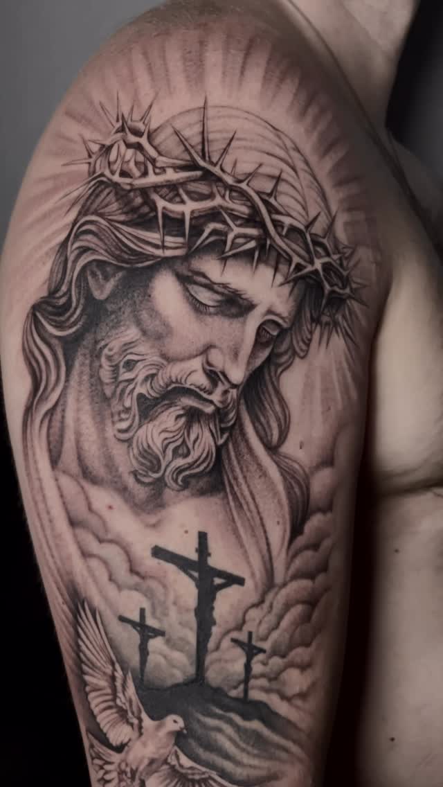 Несколько работ, и рукавов - работаю в различных стилях, графика, реализм, точные контура и плавные мягкие тени. Выполню любой ваш запрос, делаю индив