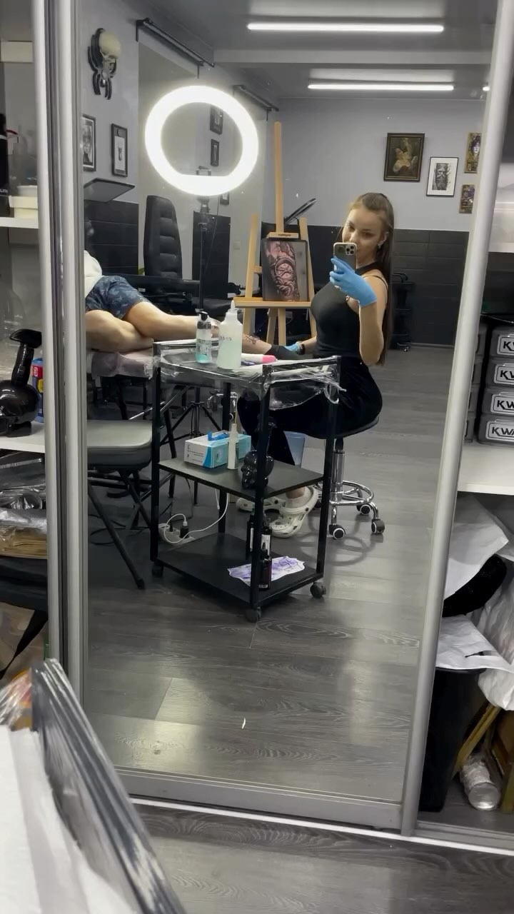 Вторая половина сеанса, дело близится к вечеру, а татуировка к завершению ) один сеанс на голени, закрывали огромный шрам полученный от ранения в ногу