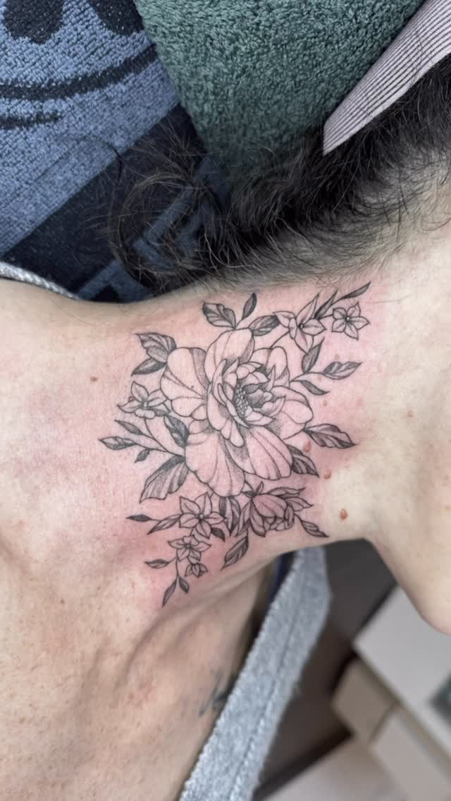 #Tattoo #flowertattoos #finelinetattoo #blackandgreytattoo #inked