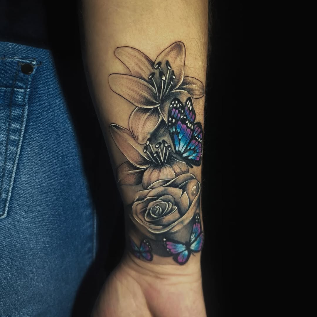 Restauración que le devolvió la vida a esta pieza ✨
#tinta #tatuajeflores #santiagodechile #artetattoo #tatuajemariposa