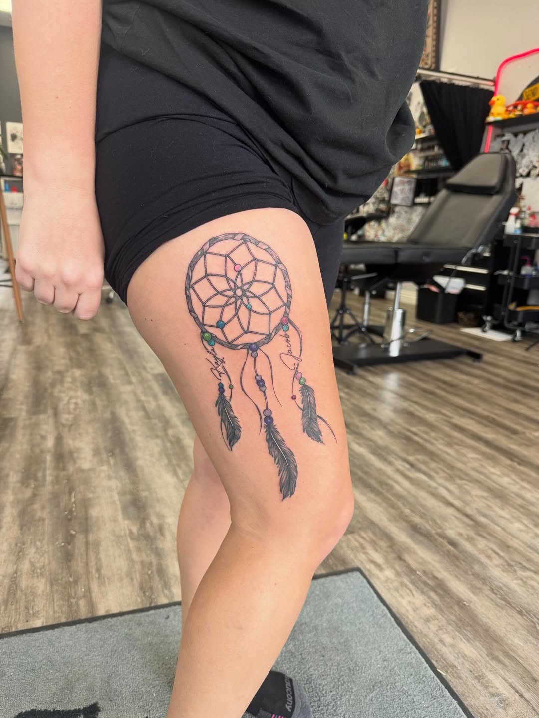 I will ALWAYS love a dream catcher tattoo ❤️ 
This beautiful thigh piece was so much fun to do thank you for coming to see me! 
Hope the kiddos like t