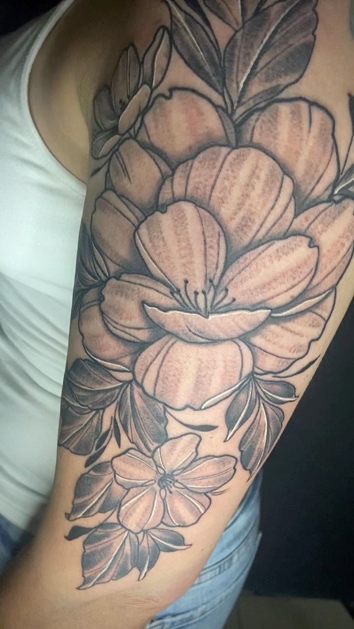 I would love to do more large scale floral pieces like this. Books are open!! DM for info. 
.
.
.
.
#dotworktattoo #floral #peony #dotwork #blackandwh