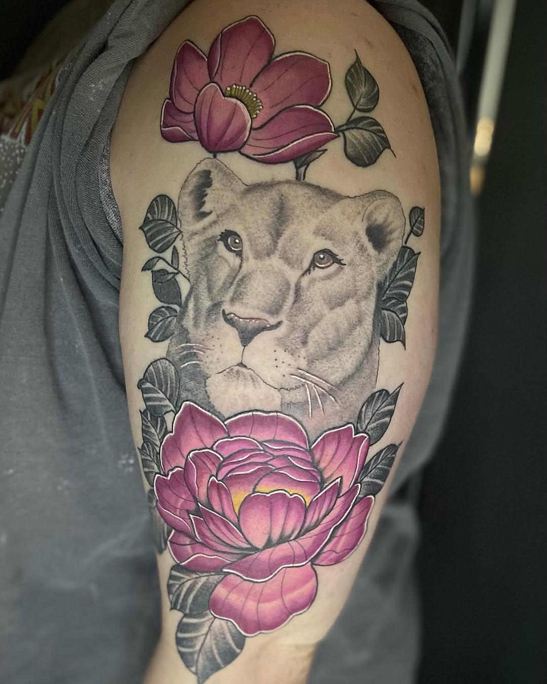Put color into this piece to finish off the week last week 
 
#contrast #tattoo #lioness #selflove #nature #floral #peonies #flowerpower #inkedgirls #