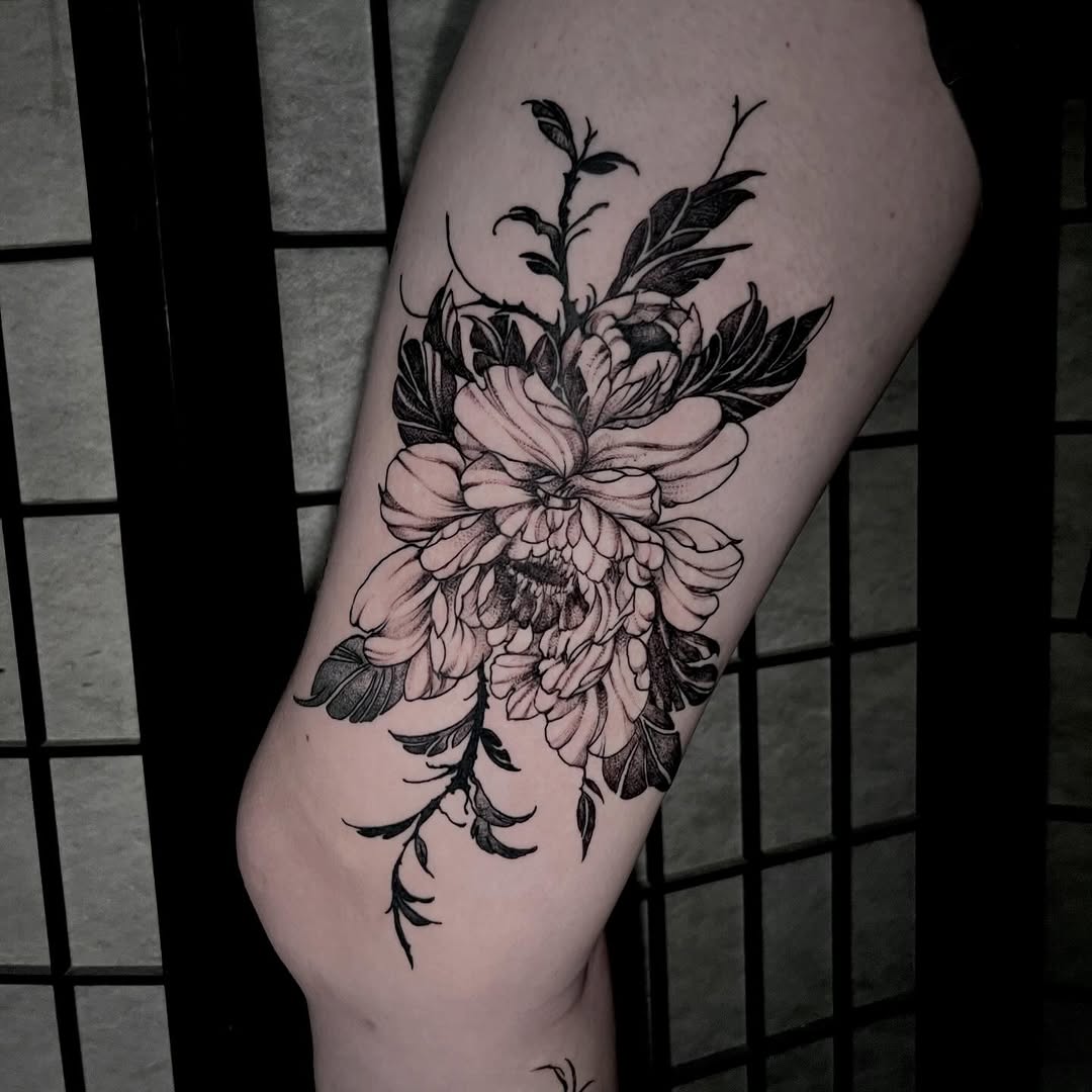 BANGERzzzsss alert ⭐️
Finished this lovely piece for @milescmgs and added a lil critter friend, of course ️
#tattoo #blackandgray #peonys