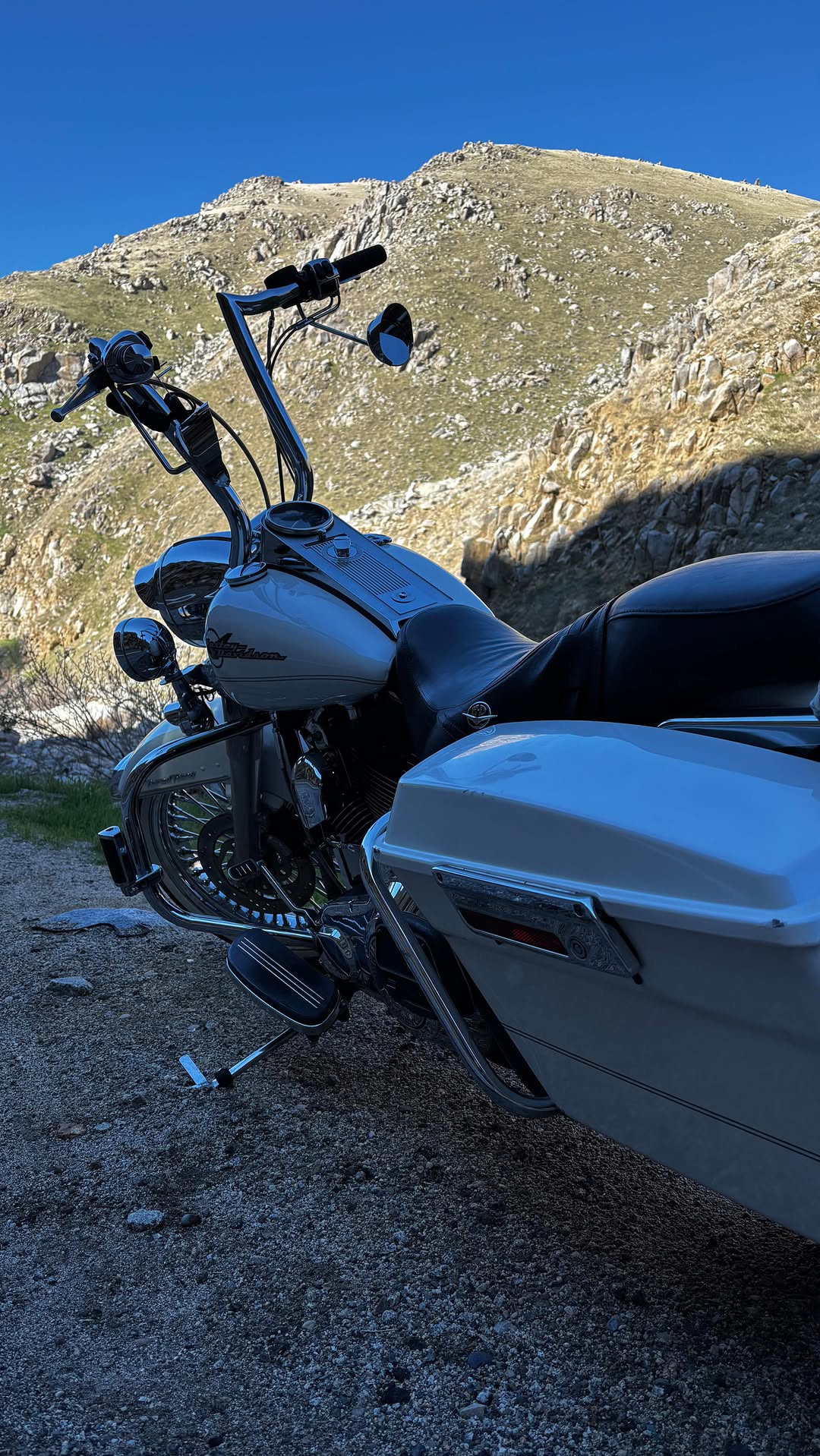 Had to get out and get the wind in my hair #iykyk #roadking #2006 #flhr #thebaby #muchneeded #quickjuant #mentalclarity #brisk #weouthere #weouthere