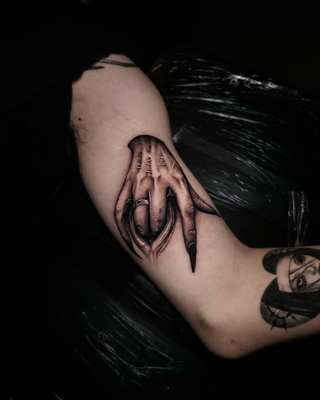 •  •
//
#hand #handtattoo #darktattoo #taichungtattoo #inktattoo #inkart #amzingtattoo #blacktattooart #blackandgreytattoo #blackwork #funnytattoo #in