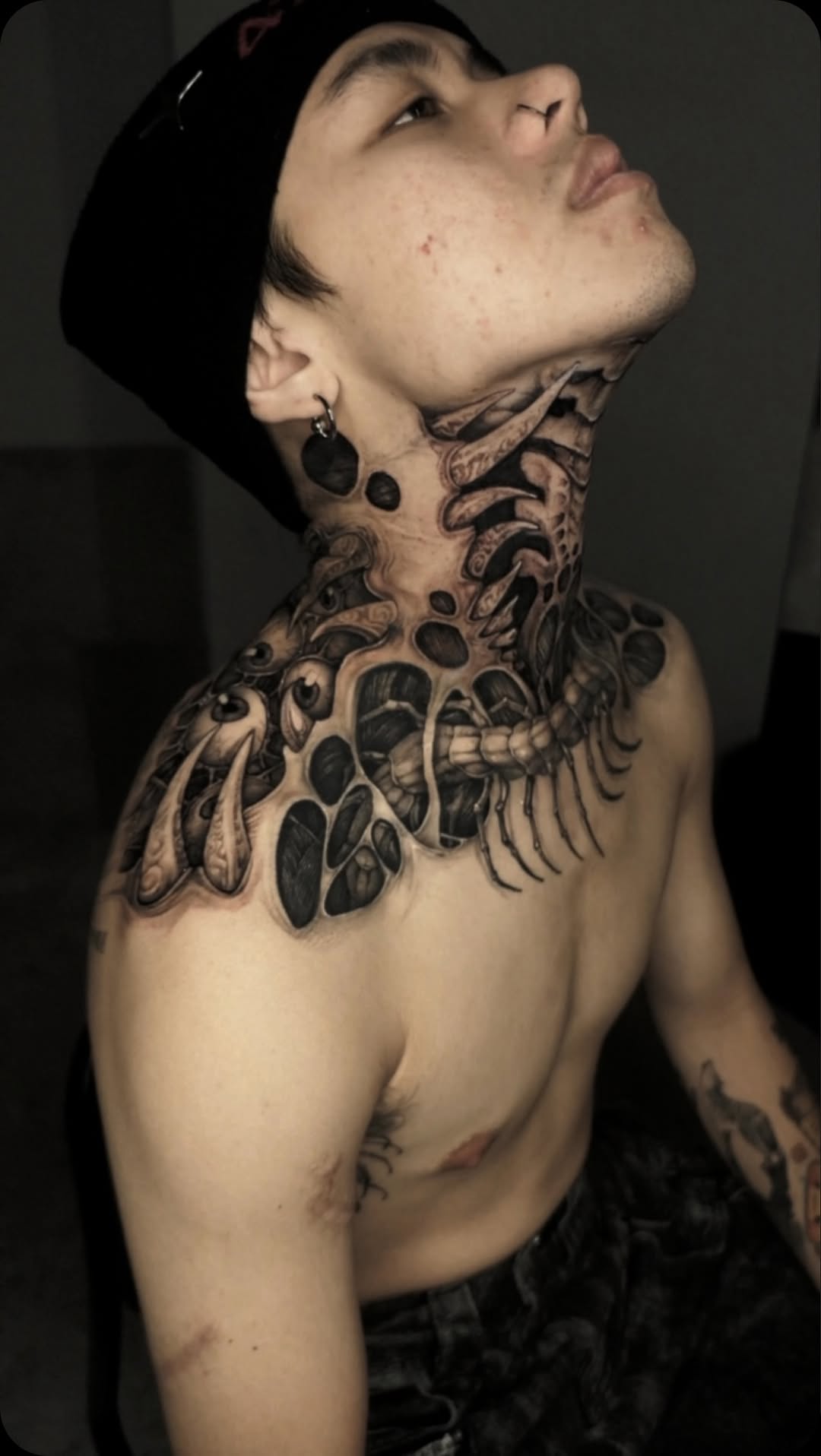 DARKEST OF THE DARK 

done @roszie_ink 

#taichungtattoo #blackworktattooartist #opticalillusiontattoo #inkmaster #wormtattoo #skeletontattoo #blackta