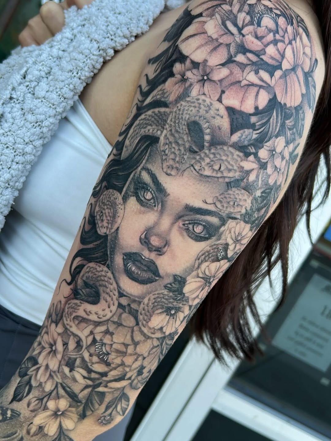 3 sessions 16 hours total.
Hit me up if you want something similar 

#medusa #peonies #realism #flowers #halfsleeve