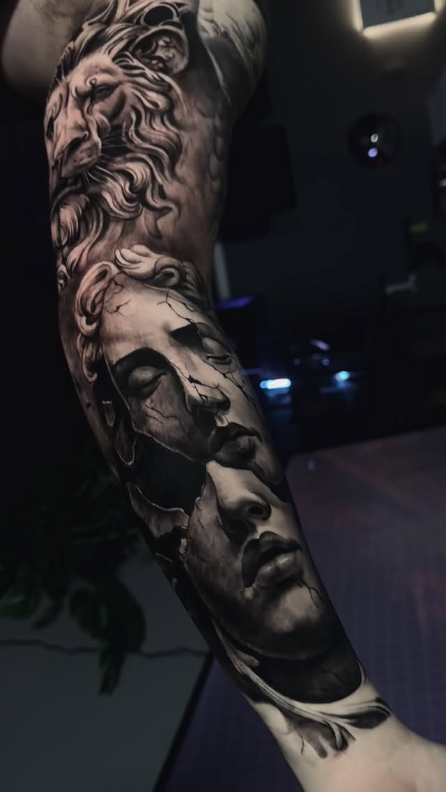 45 hours of work condensed into 19 seconds, hope y’all enjoy this one!!

#tattoo #art #artist #tattooshop #tat #tattooartist