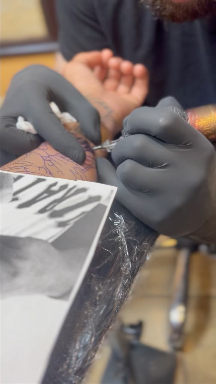 Roberto Clemente #21 

#robertoclemente #portraitphotography #portrait #vision #tattoos #blackandgreytattoo #blackandgreytattoos #baseball #baseballca