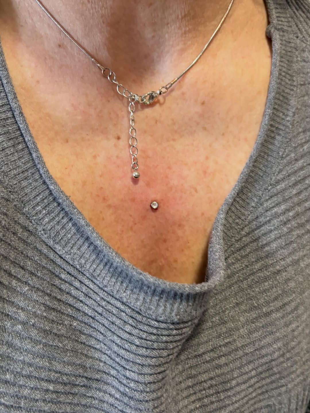 Microdermal
eseguito dal nostro Piercer @raoulpaietta 
•
Un dettaglio minimale ma super d’impatto, che valorizza le linee naturali del corpo con elega