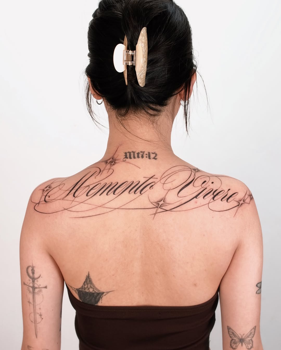 Một trong những thể loại xăm chưa bao giờ lỗi thời là “lettering”. Từ hơn vài chục năm trước, cái thời mà xăm mình mới nhú ở Việt Nam thì đã có biết b