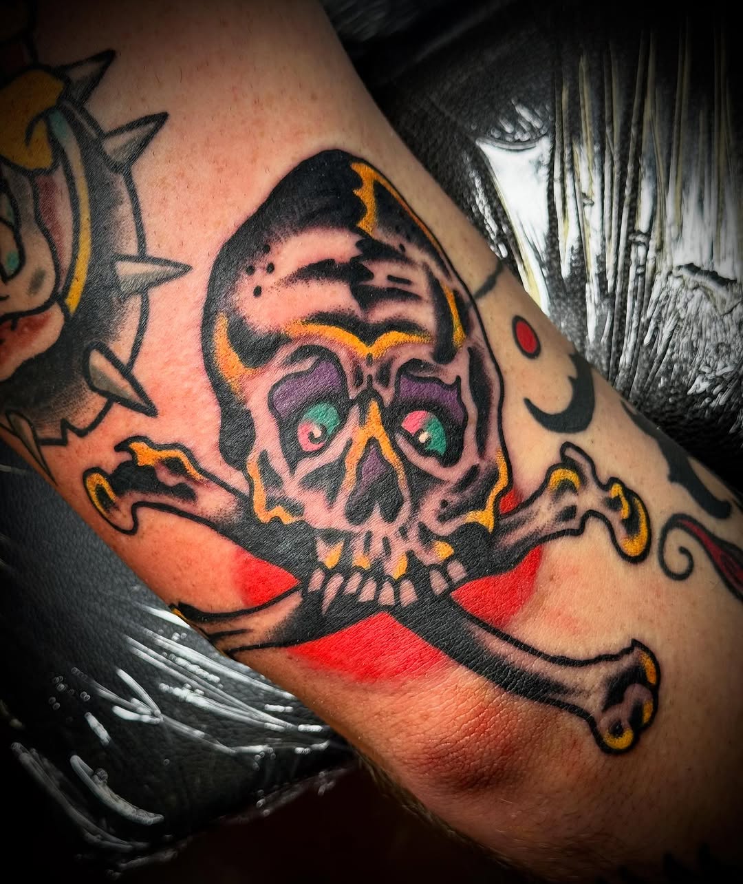 ☠️ got to do this filler skull and crossbones for Stephen, thank you man!  next to some sick tats by my friends @tattoosbybutcher @tomvincent.tattoo @