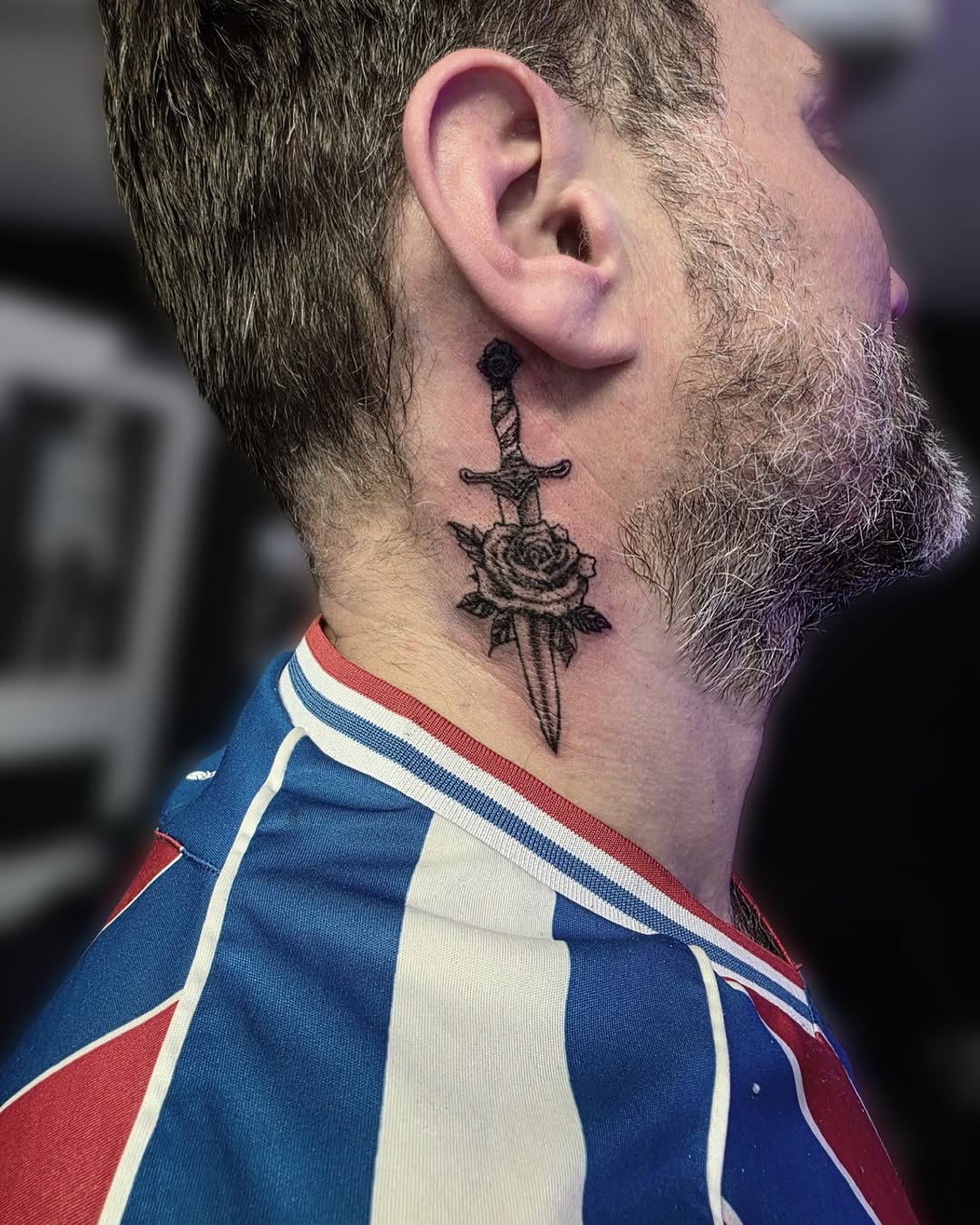 Lil rose and dagger on the neck. Such a sweet spot to tattoo ❤️
Made with:
@fkirons
@ghostcartridges
@killerinktattoo
@mothtattoosupplies
#sitt