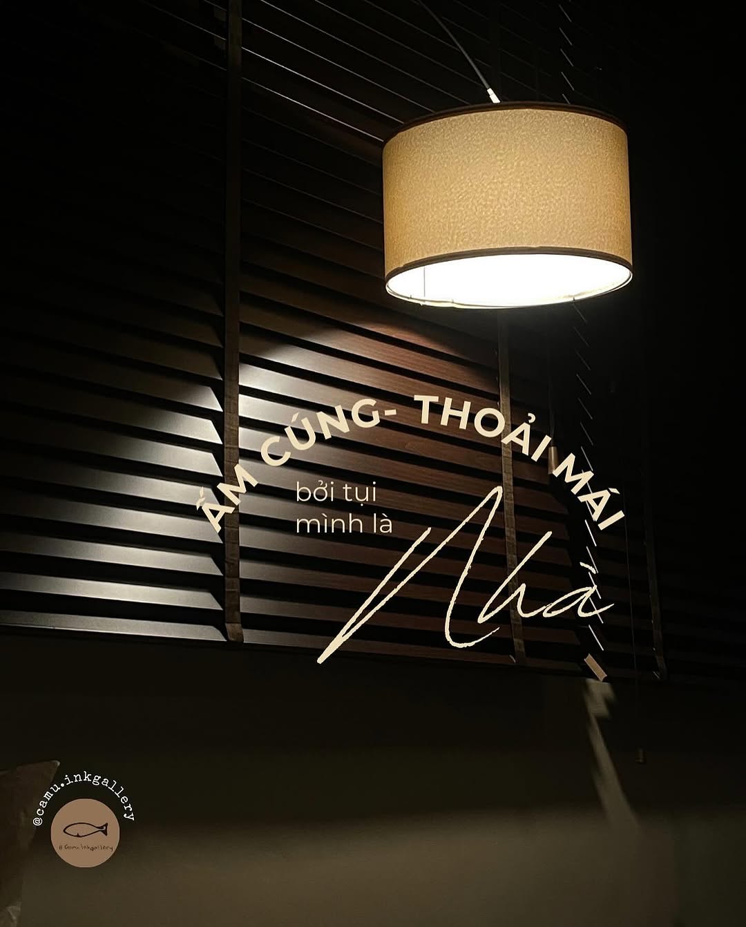 Cá Mú là tiệm xăm nhỏ xíu với mấy chi tiết bé xinh (một vài cái không bé lắm =)))

> ̂  ̂́: Chúng mình chọn những tone màu ấm như nâu và be với hy vọn