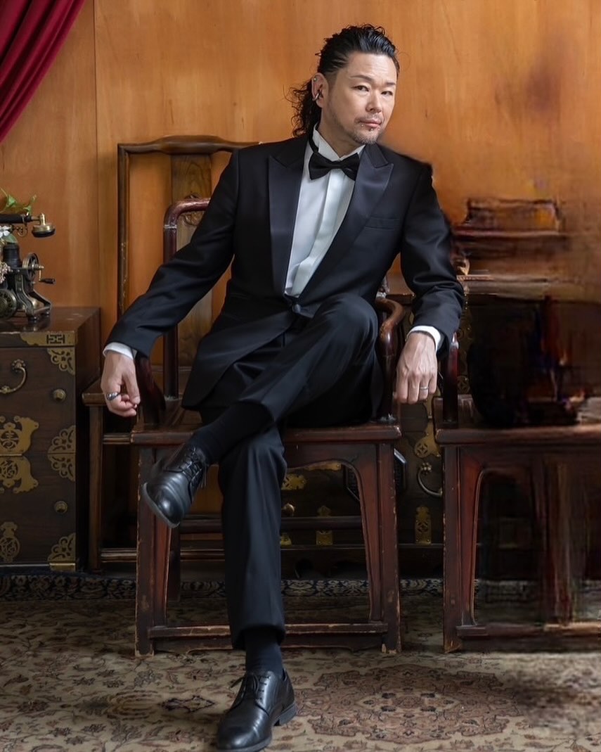 DRAGON HEART TATTOO 

ToM
タトゥースタジオ ドラゴンハート 代表

⸻

1974年 北海道江別市生まれ。
広大な大地と静かな空気の中で育った少年は、
幼い頃から「描くこと」に心を奪われていた。

北海道総合美術学校イラストレーター科で学び、
「陰影」の持つ力、イメージが命