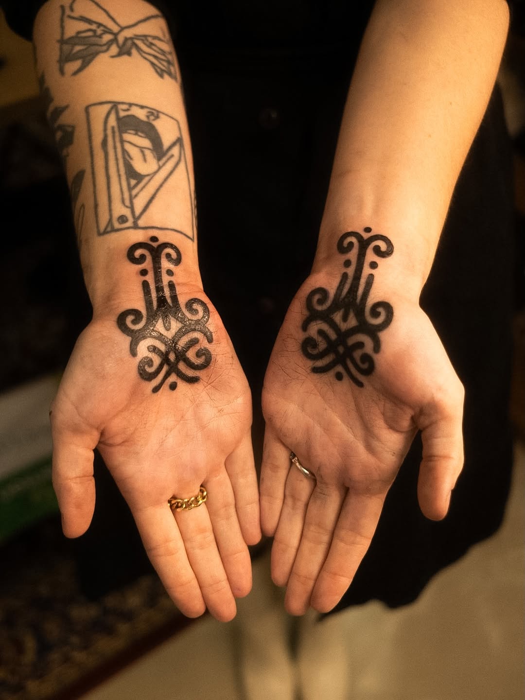 Solo diré: @xaosworldwide entró por la puerta grande al podio de las personas más duras que se han tatuado las palmas conmigo. Esto deja el listón muy