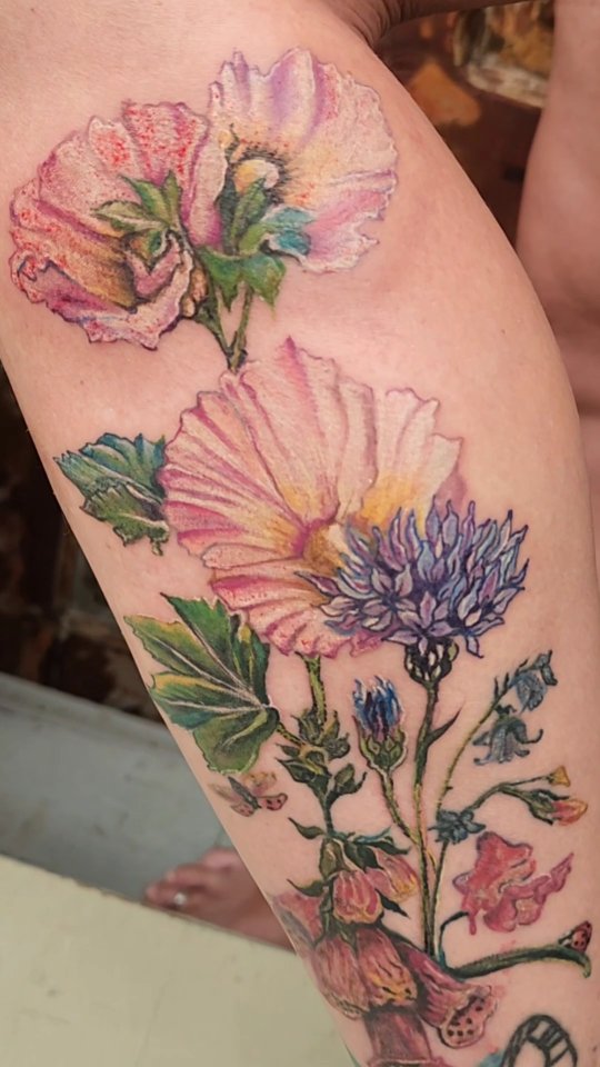 I am a Botanical Tattoo Storyteller
Nature is my Inspiration 
Pencils and inks are my medium of choice 
My Art lives on paper
Thrives on Skin
Cherishe