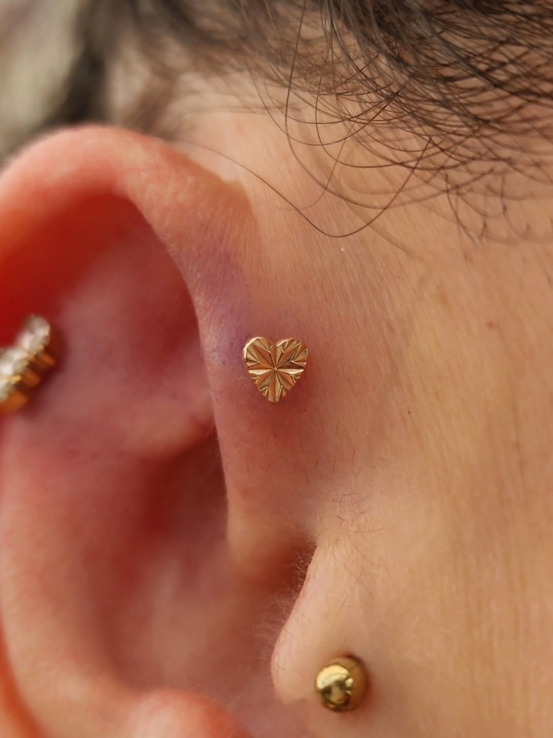 שנייה לפני שהחג נכנס, לקוחה מתוקה פינקה את עצמה בפירסינג חדש עם קישוט לבבי כי יש גבול לכמה הלב מסוגל לשאת בלי קצת פינוק עצמי...
זהו אחד המיקומי פירסינ