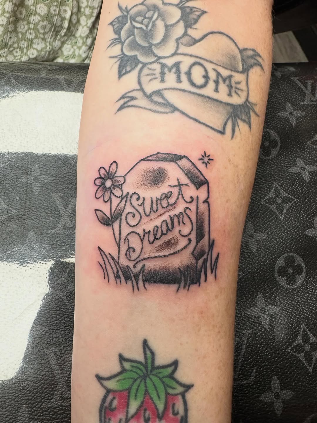 Spooky season is officially here so here is a little tombstone done a little while ago my favorite time of the year walk-in time available #spookyseas