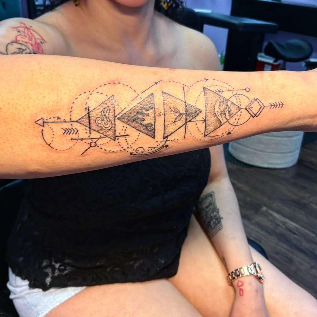 precision in every line ✨
geometry, movement, intention.
DM to book 