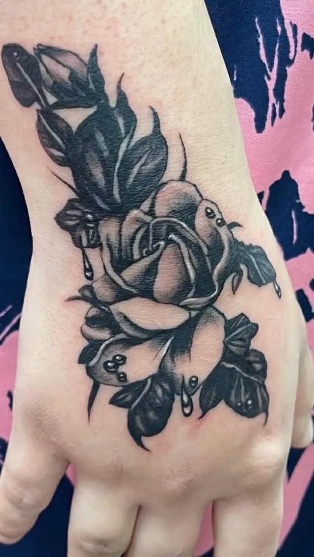 super rad tattoo by @raininginkribbons @captaintattooartcollective @tattoogoo #floraltattoos #handtattoo #femaletattooartist